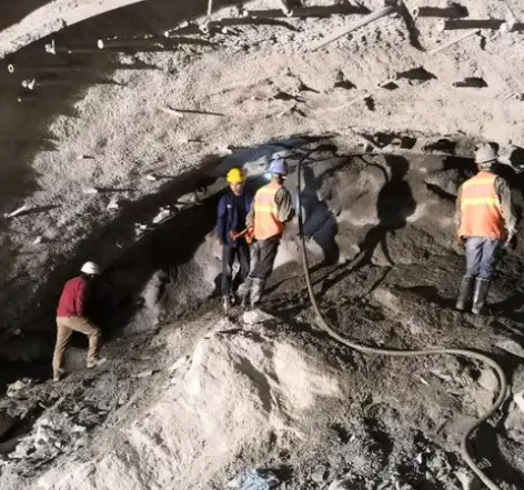 七台河拱顶带模注浆料的施工流程及注意事项